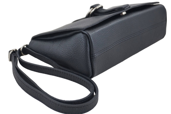 Prostokątna torebka z ozdobną klapką - Czarna 