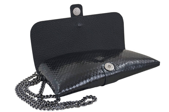 Wizytowa torebka lakierowana czarna 