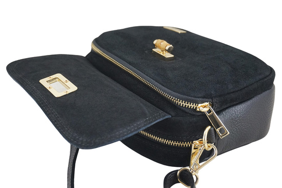 Mała zamszowa listonoszka ze złotym zapięciem - Czarna