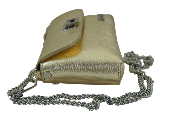 Złota kopertówka z metalicznym połyskiem 