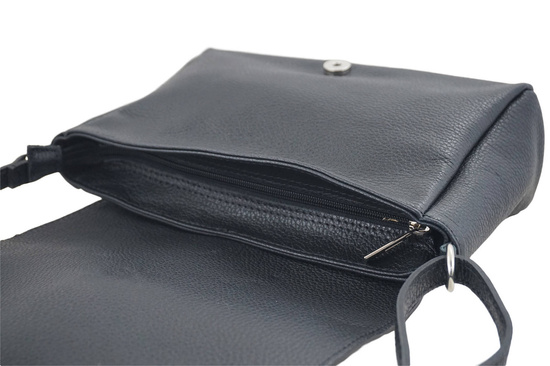 Prostokątna torebka z ozdobną klapką - Czarna 